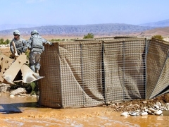 Cora đưa anh đến thăm xưởng bảo vệ hàng rào một lần.