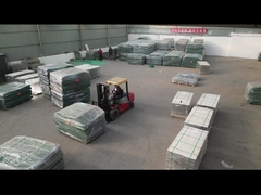 The defensive barrier is shipped in containers Các hàng rào phòng thủ được vận chuyển trong thùng chứa