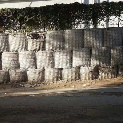 Chất liệu Geotextile được xếp chồng lên nhau Lớp vải màu xanh ô liu hoặc màu cát Đường dây Gabion được hàn Thùng rào chắn quân sự phòng thủ