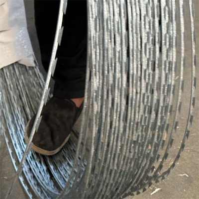 Factory Direct Hot Dip Galvanized Steel Wire Mesh Fence Rust-Proof Razor Barbed Wire BTO-22 cho an ninh cho nhà tù