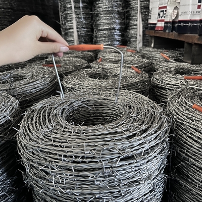 Hot Dip Galvanized hàng rào dây thép gai cao độ kéo dài 1.6Mm 300M