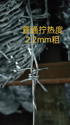 giá dây thép gai chất lượng cao mỗi cuộn dây thép gai galvanized đắm nóng cho vườn nông nghiệp giá dây thép gai chất lượng cao mỗi cuộn dây thép gai galvanized dây đai kép