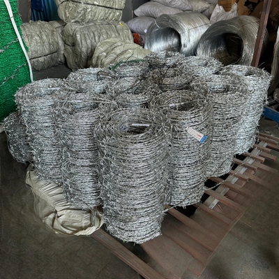 giá dây thép gai chất lượng cao mỗi cuộn dây thép gai galvanized đắm nóng cho vườn nông nghiệp giá dây thép gai chất lượng cao mỗi cuộn dây thép gai galvanized dây đai kép
