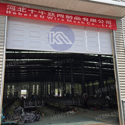 Hạn chế không rõ ràng hàng rào hàng rào an ninh MZP Tangle 10x5x1.4 Wire Mesh Barrier Anti Tank Wire In A Garland Woven Into Rings For Ukraine