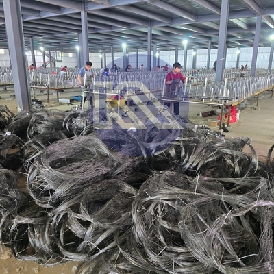 Hướng ngại vật không rõ ràng hàng rào hàng rào an ninh MZP Tangle 10x5x1.4 Wire Mesh Barrier Anti Tank Wire In Garland Woven Into Rings