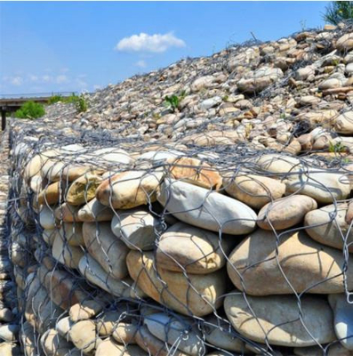 Lồng đá Gabion được sử dụng để làm chậm tốc độ dòng chảy tập trung