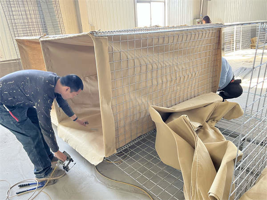 Các rào chắn Hesco phòng thủ kiểu quân sự có thể kéo lại