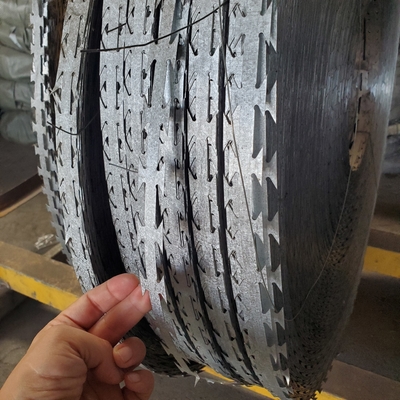 Lớp hàng rào Bto-30 Sợi gai và lưới sợi cưa Thép kẽm