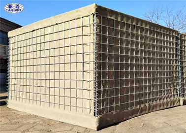 Cát và đất lấp đầy hàng rào quân sự Hesco có thể gập lại để bảo vệ tự chế